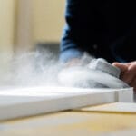 Atrigiano usa una flessibile per levigare una lastra di marmo